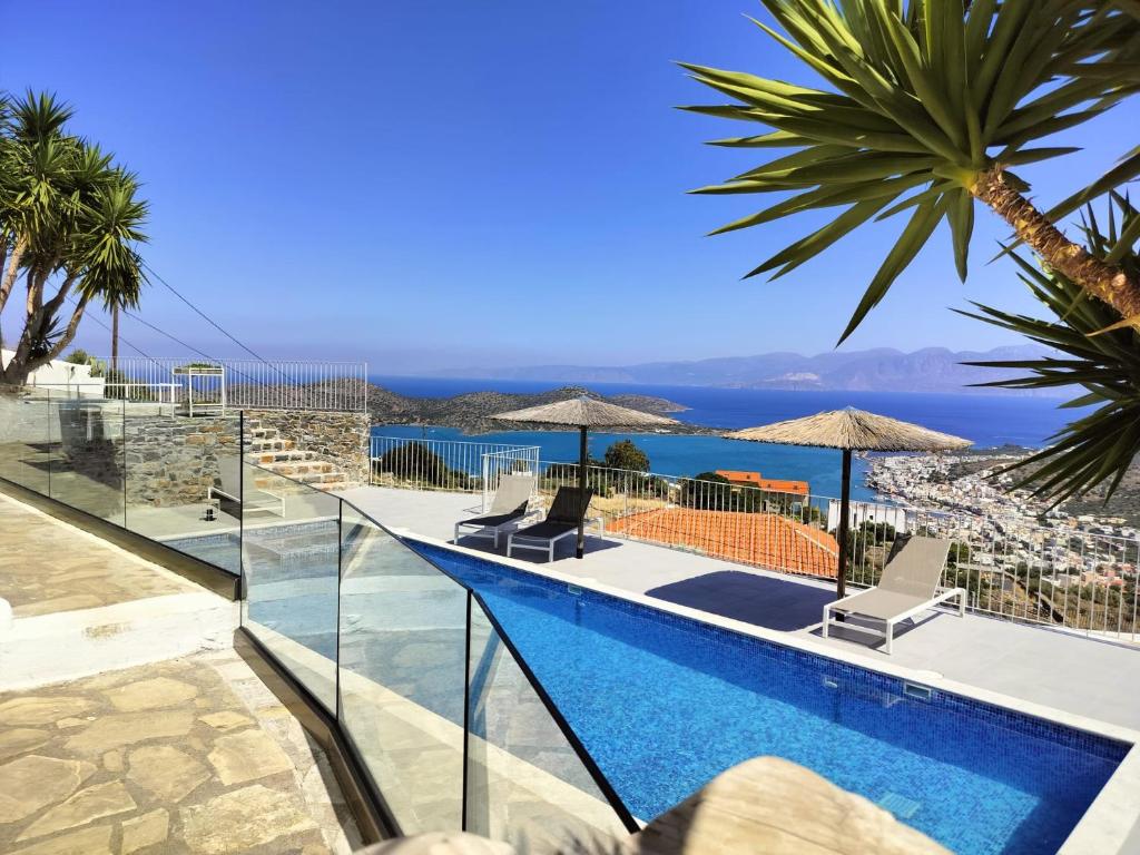 Bazén v ubytování Villa Romee with private swimmingpool and panoramic view on Elounda nebo v jeho okolí
