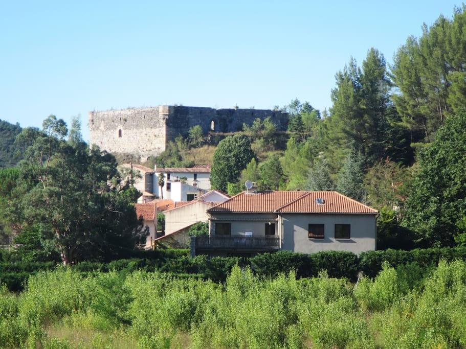 una casa en una colina con un castillo en el fondo en Spacious villa apartment with mountain view -2 bed, en Quillan