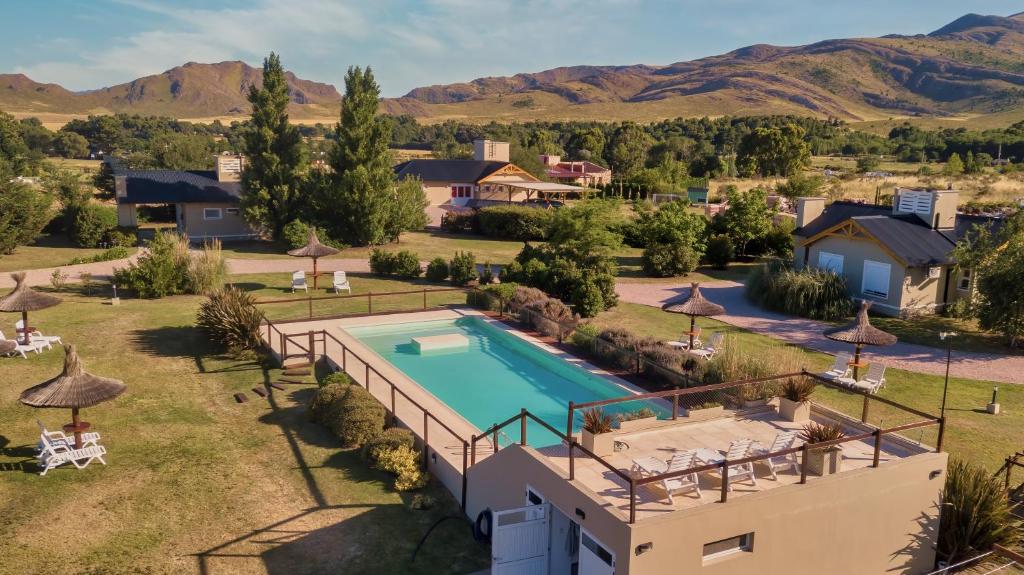 una vista aérea de una casa con piscina en Los Llantenes en San Andrés de las Sierras