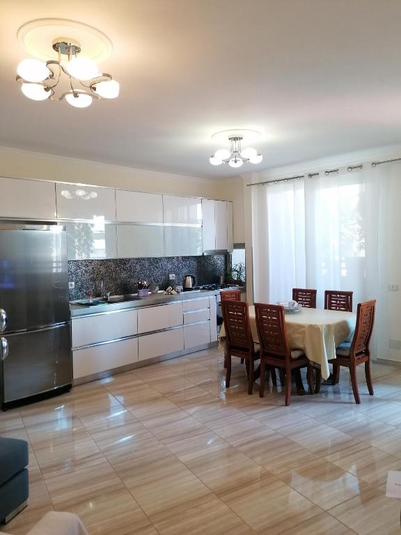 斯库台Holiday Center Apartment的配有桌椅和冰箱的厨房