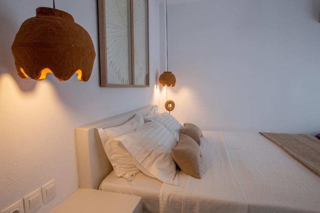 Postel nebo postele na pokoji v ubytování studio lefkes kea