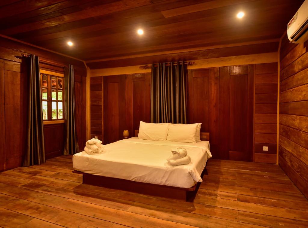 Een bed of bedden in een kamer bij Angkor Heart Bungalow