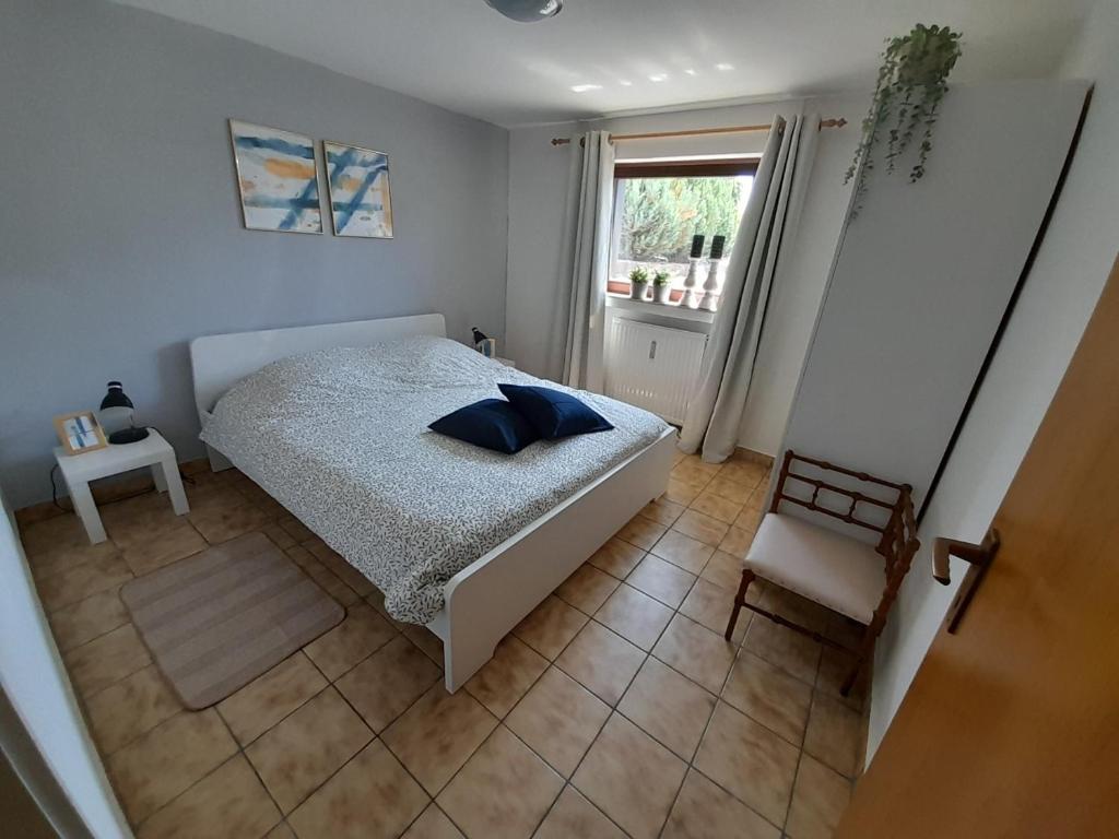 Un pat sau paturi într-o cameră la Haus Annemiek