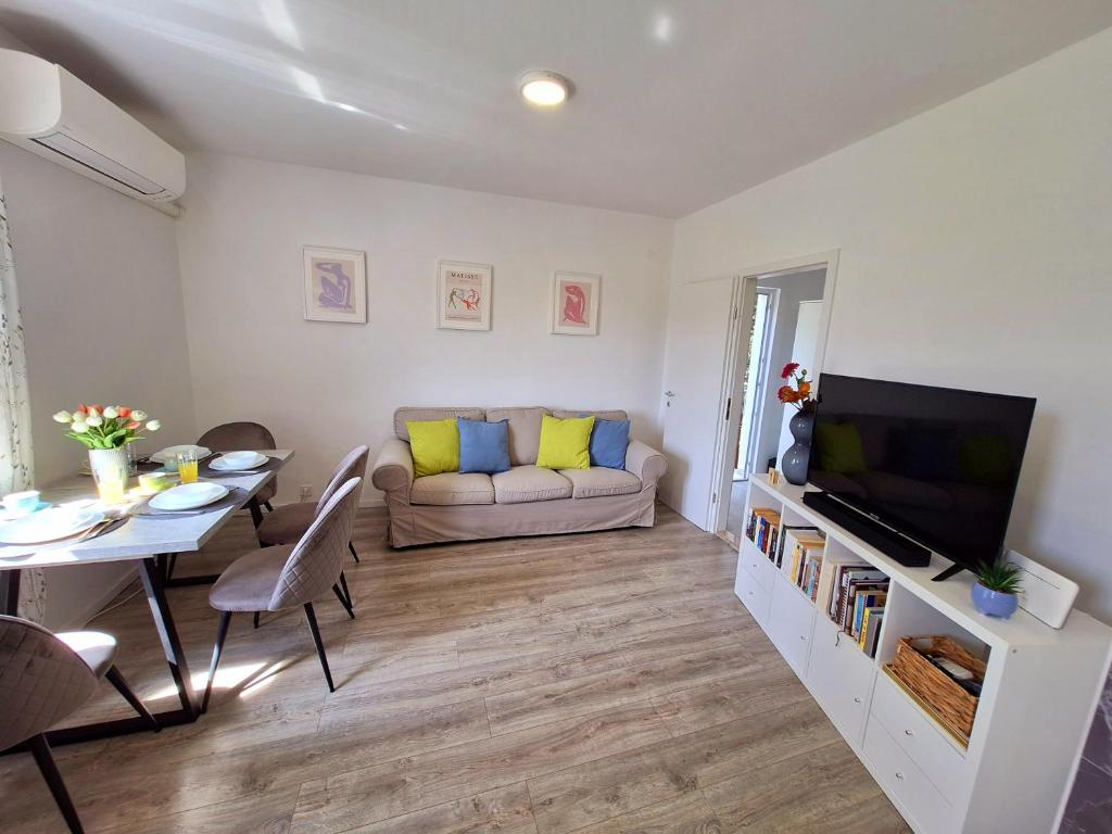 Televízia a/alebo spoločenská miestnosť v ubytovaní Apartment Ivy