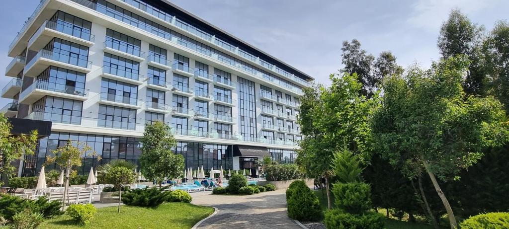 バクーにあるSea Breeze Lighthouse apt 103の建物の外観