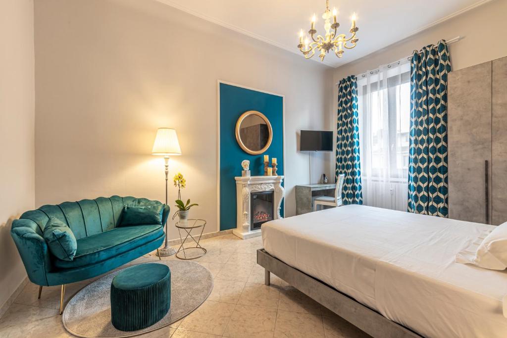 una camera con letto, sedia e camino di Biloba - Boutique Apartment a Milano