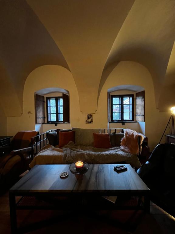 een woonkamer met een bank en een tafel bij Banícka chalupa U felčiara in Banská Bystrica