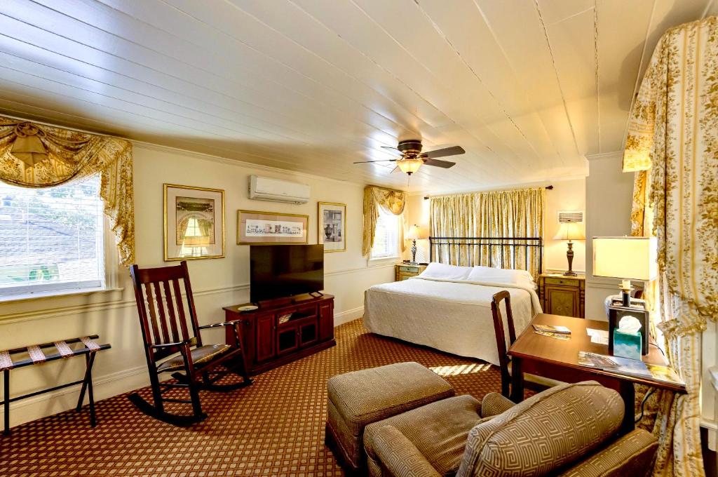 Anchuca Historic Mansion & Inn - Deluxe King Room