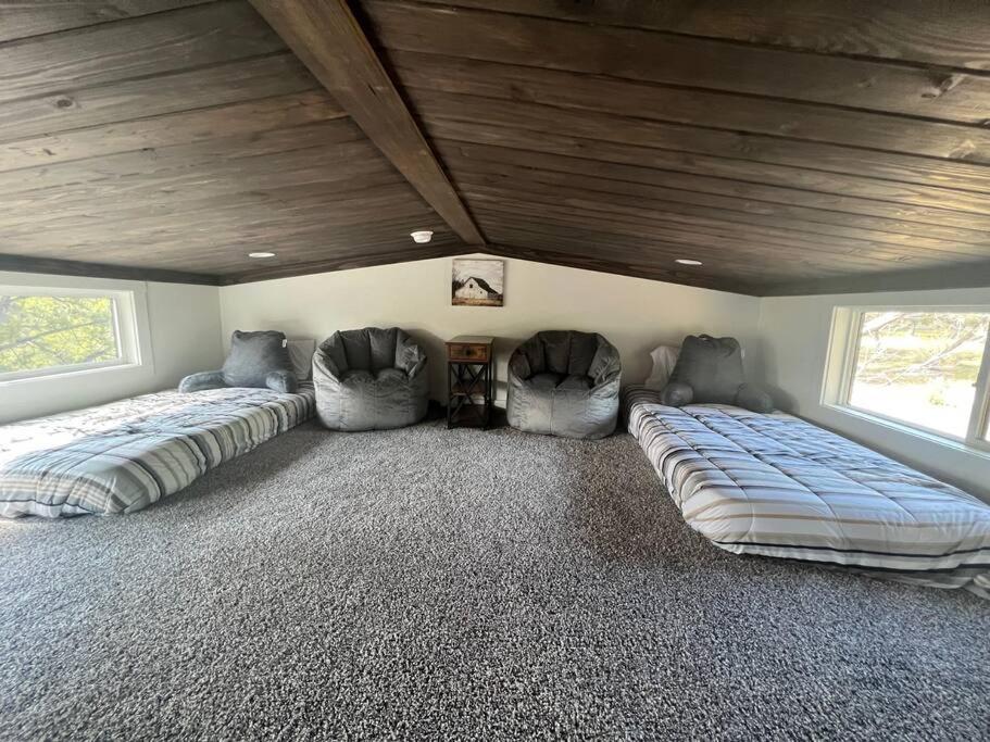 En eller flere senge i et værelse på Fox Hollow - Tiny home with Cypress Creek access, park like setting