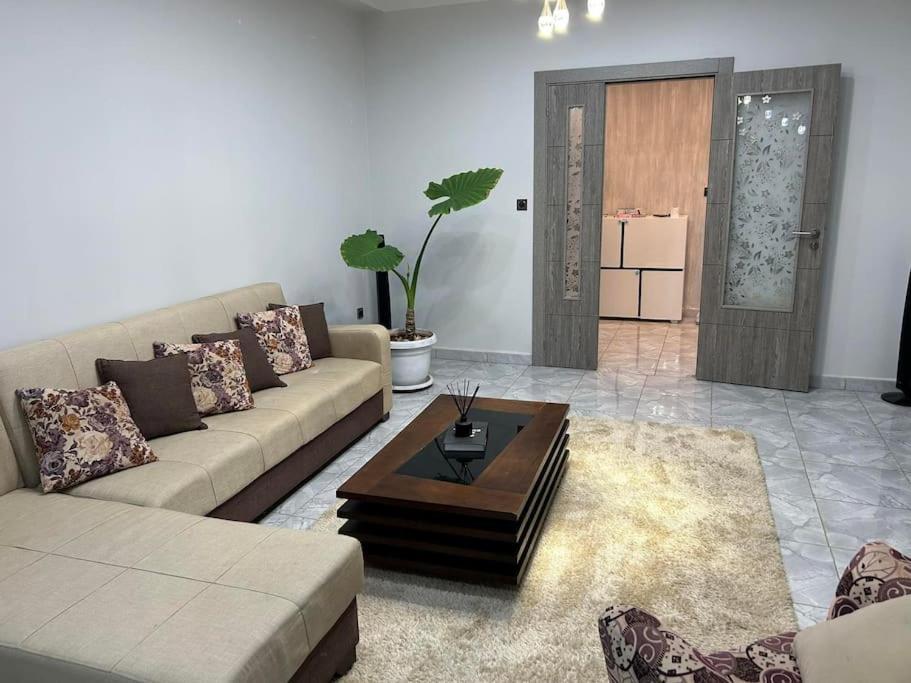 een woonkamer met een bank en een salontafel bij Appartement Ghazaouet in Ghazaouet