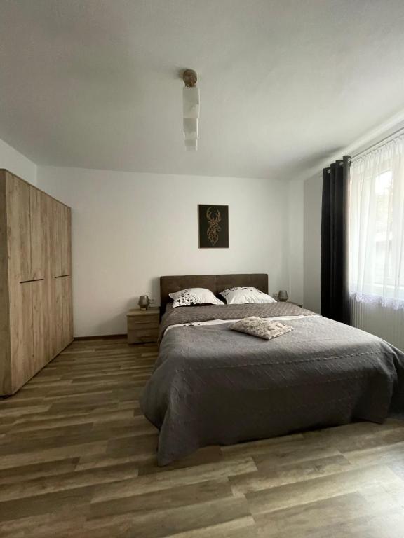 ein Schlafzimmer mit einem großen Bett und einem Fenster in der Unterkunft La Mary in Old Town in Sibiu