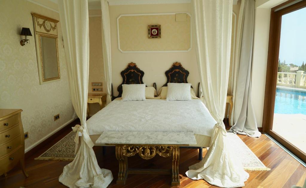 Bazén v ubytování Villa Aleandra con Maravillosas Vistas al mar! nebo v jeho okolí