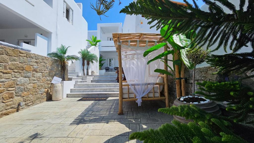 un arco de boda con un velo blanco y algunas plantas en Mykonos Double Luxury Mini Suites - Adults only en Ano Mera