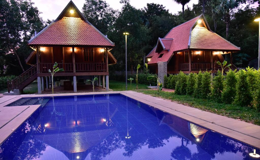 Het zwembad bij of vlak bij Angkor Heart Bungalow