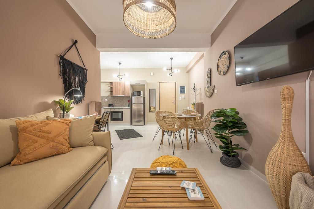un soggiorno con divano e tavolo di Boho Pennie Home by CloudKeys ad Atene