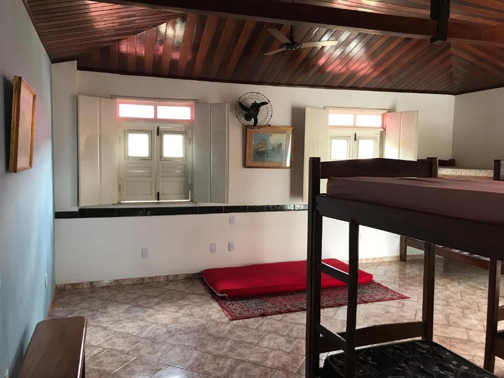 Chapadão Hostel في لينكويس: غرفة بسرير بطابقين ونوافذ