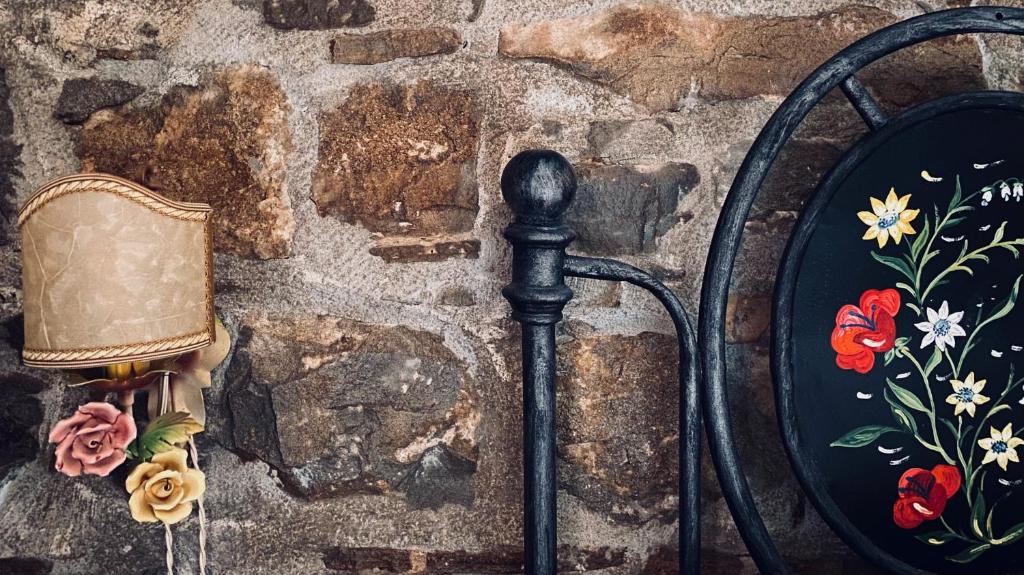 una piastra e una lampada accanto a un muro di pietra di Casa vacanze Pian di Corte a Belmonte del Sannio