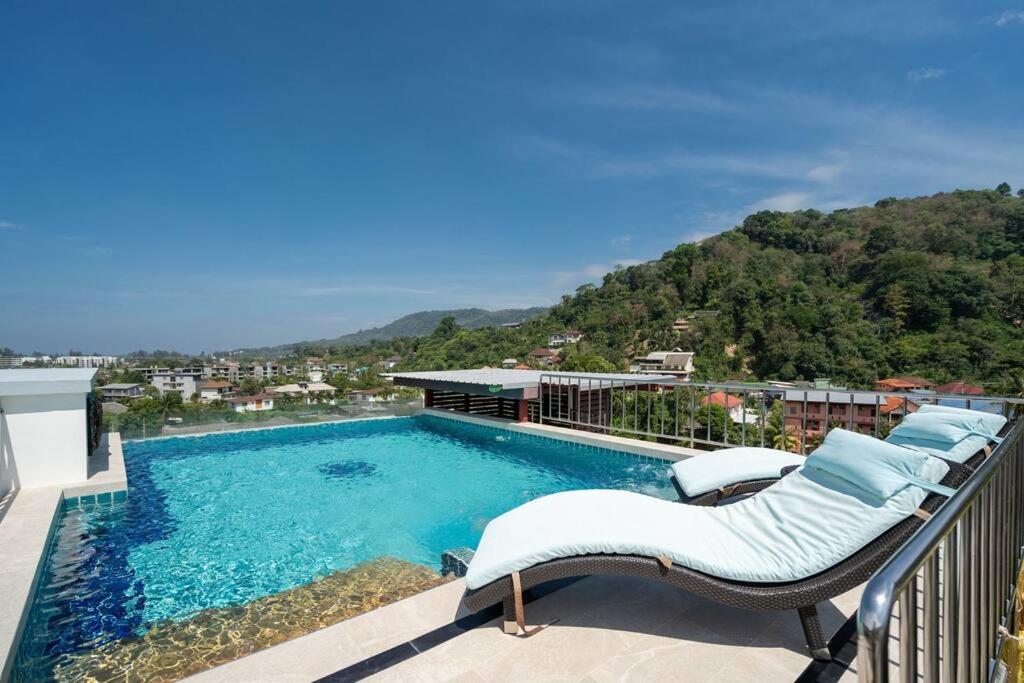 een zwembad op het balkon van een huis bij Private Rooftop Pool - Penthouse in Phuket