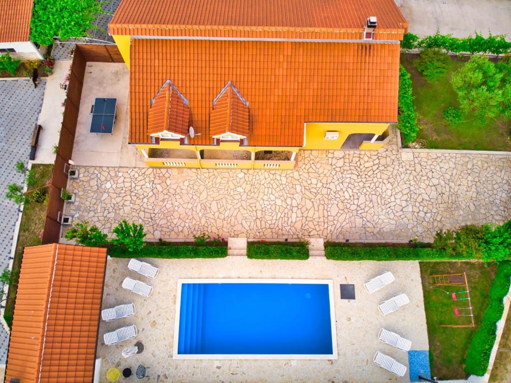 uma vista superior de uma casa com piscina em Villa Bellezza em Galovac