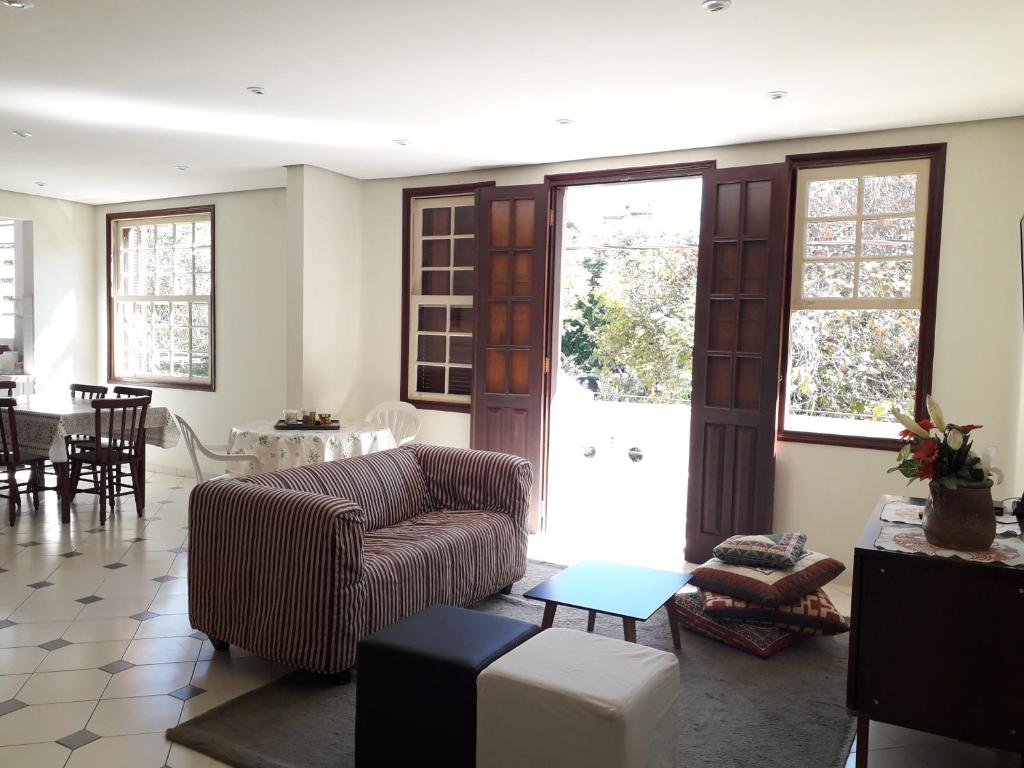 uma sala de estar com um sofá e uma mesa em Serra Negra Apartment em Serra Negra