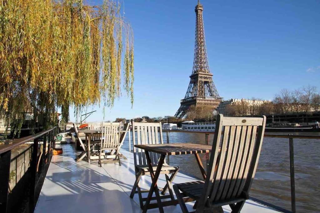 einen Tisch und Stühle neben dem Eiffelturm in der Unterkunft Superbe appartement Disneyland Paris Parking in Lagny