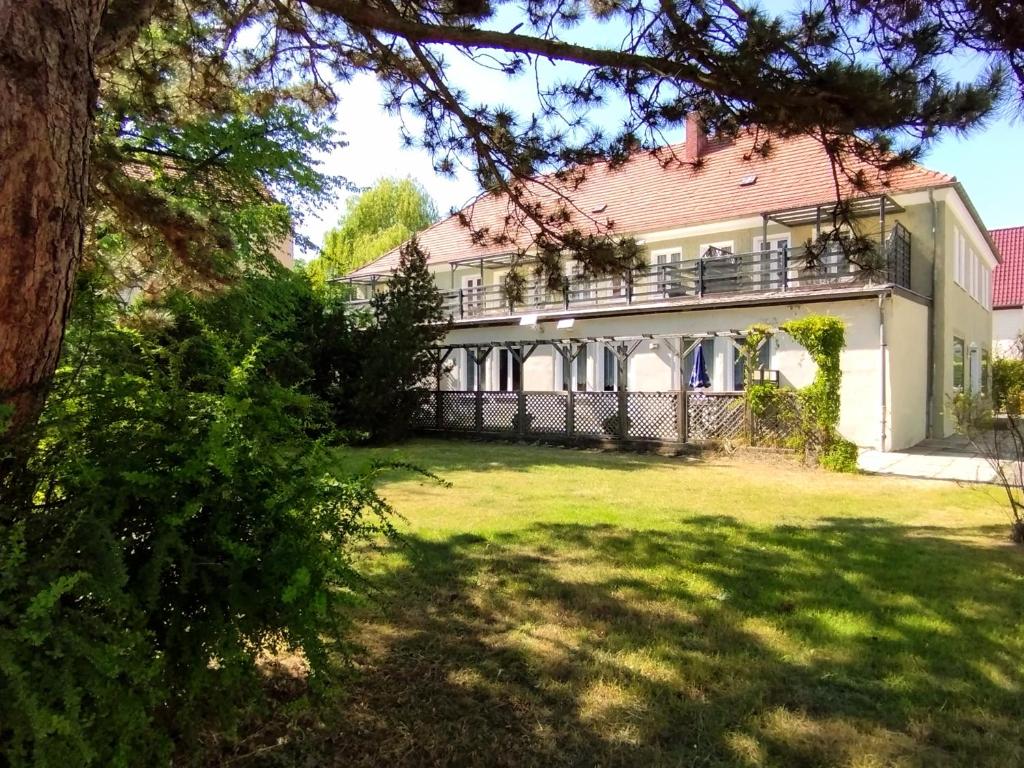 uma grande casa branca com um grande quintal em Ferienwohnungen Schneider em Görlitz