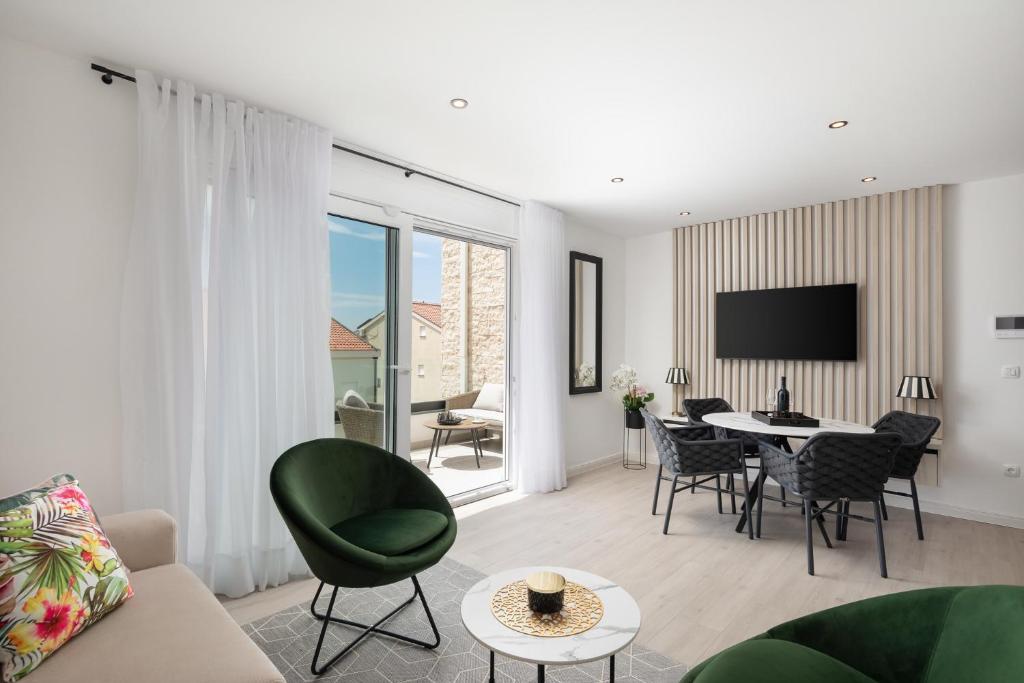 ein Wohnzimmer mit einem Sofa und einem Tisch in der Unterkunft La Suite Apartments 2 in Promajna