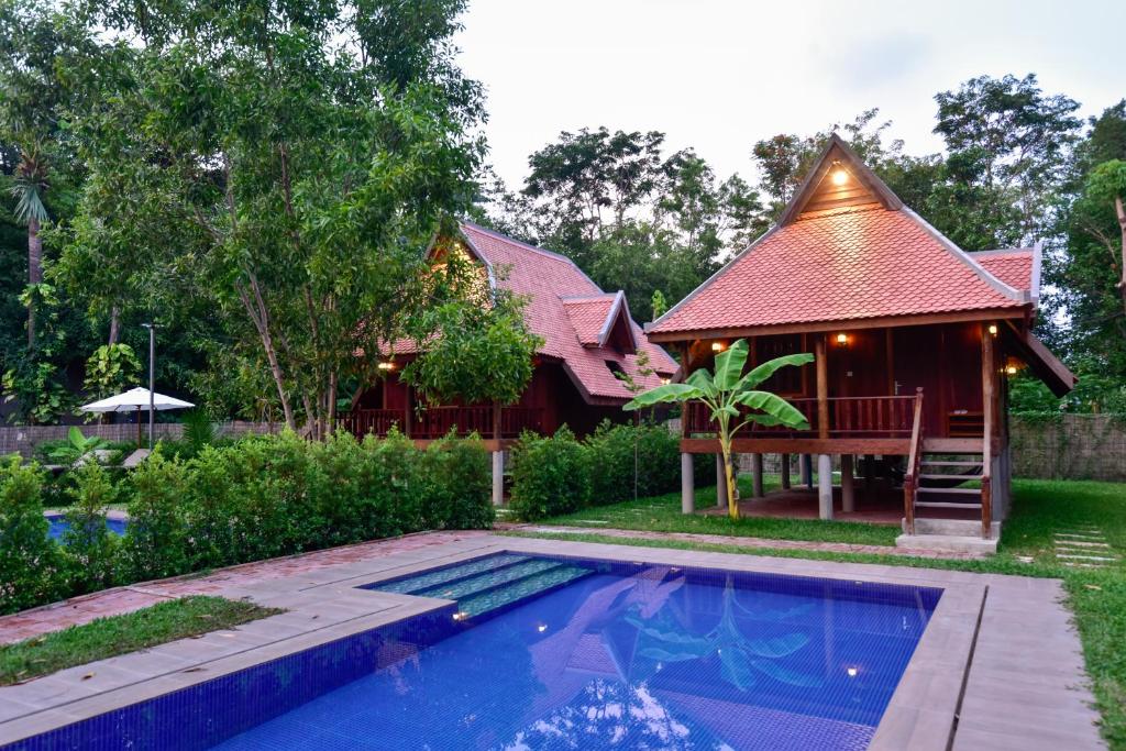 Het zwembad bij of vlak bij Angkor Heart Bungalow