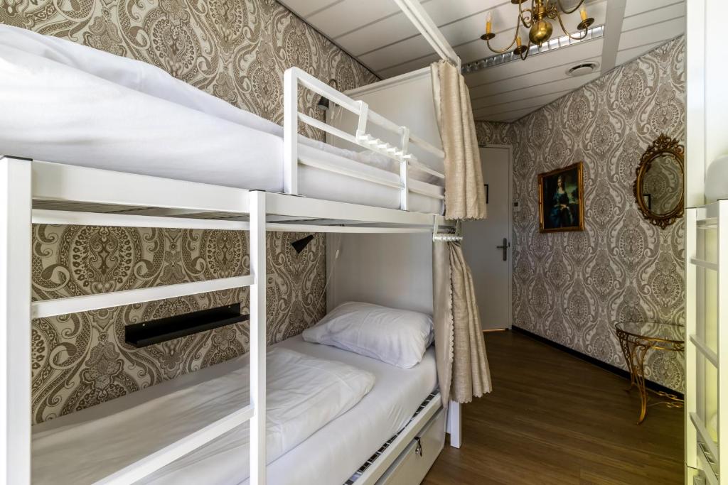 Postel nebo postele na pokoji v ubytování Hostelle - women only hostel Amsterdam