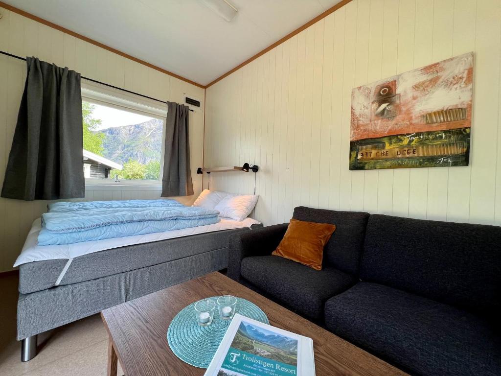 Postel nebo postele na pokoji v ubytování Trollstigen Resort