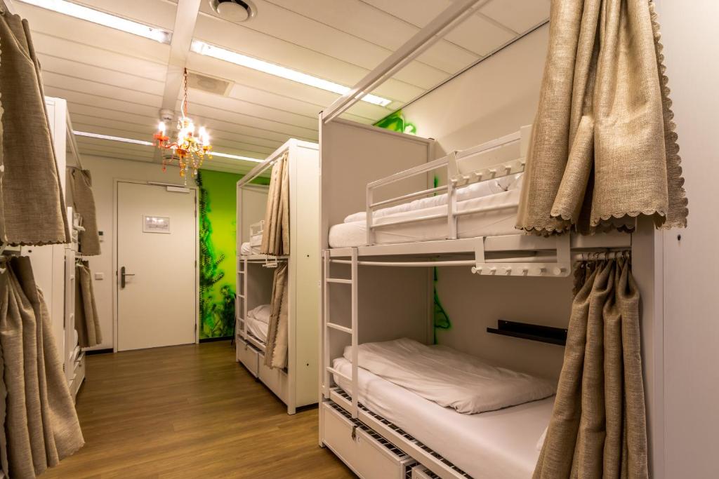 Postel nebo postele na pokoji v ubytování Hostelle - women only hostel Amsterdam