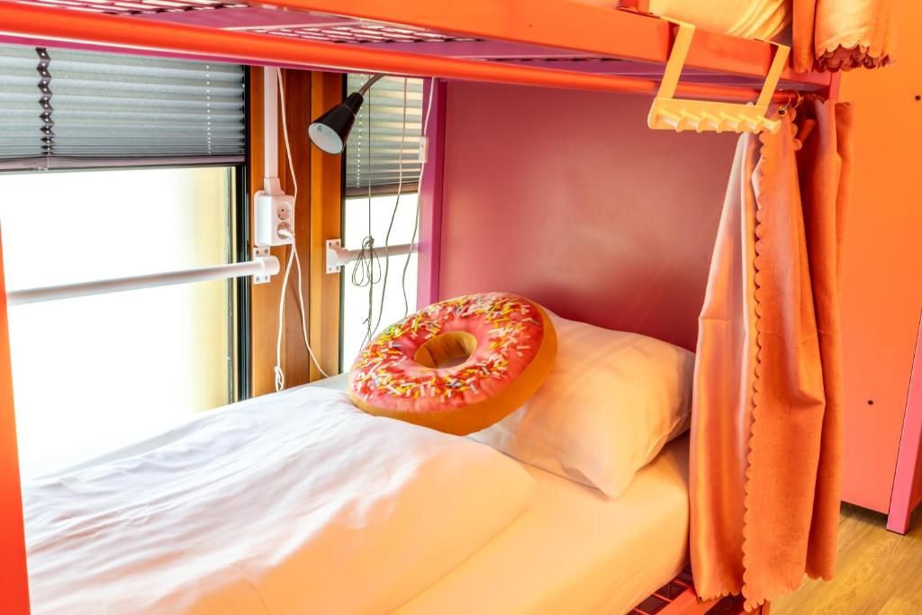 Postel nebo postele na pokoji v ubytování Hostelle - women only hostel Amsterdam