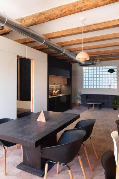 Photo de la galerie de l'établissement Heart of Marseille, LOFT atypical & spacious , Perfect for couple and couple with 1 small kid, Perfect for 2 friends, à Marseille