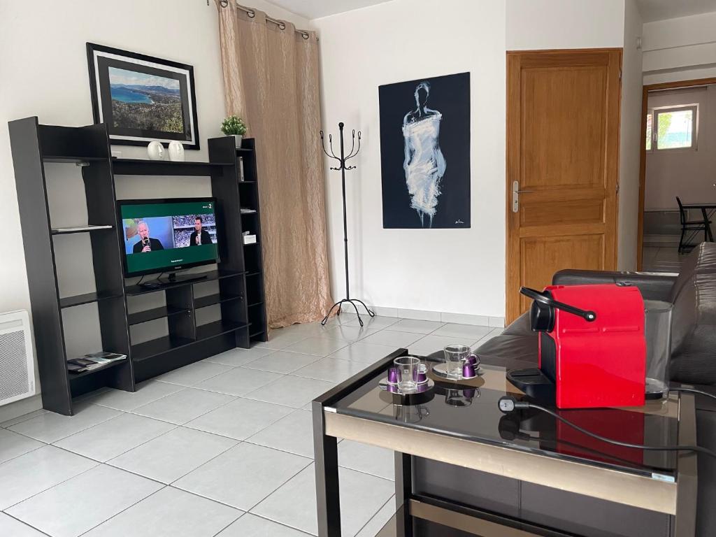 TV a/nebo společenská místnost v ubytování Mer et calme