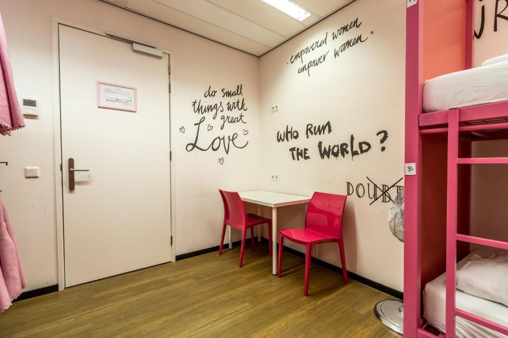Postel nebo postele na pokoji v ubytování Hostelle - women only hostel Amsterdam