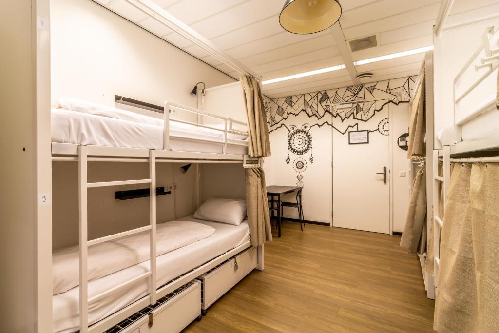 Postel nebo postele na pokoji v ubytování Hostelle - women only hostel Amsterdam