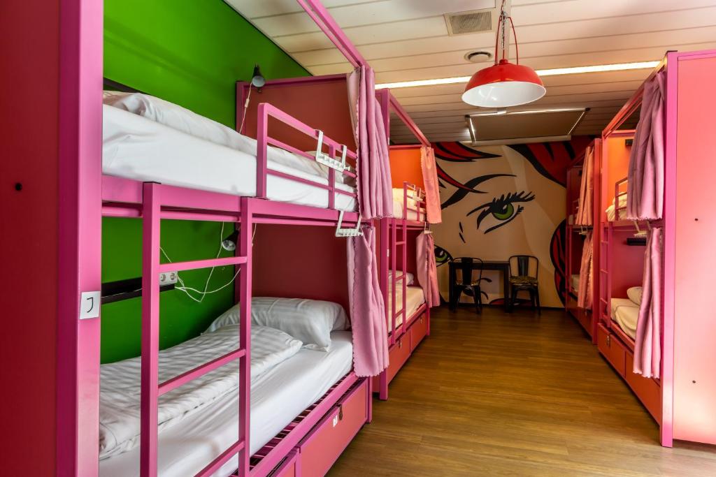 Postel nebo postele na pokoji v ubytování Hostelle - women only hostel Amsterdam