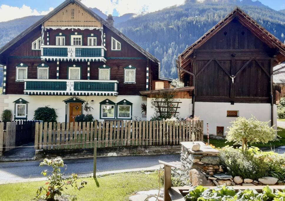 une grande maison en bois avec une clôture en bois dans l'établissement Villa Aurelia, à Großkirchheim