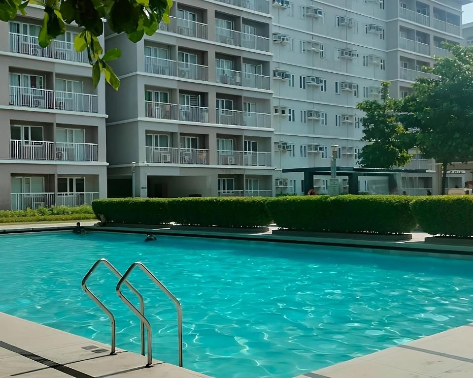 Swimming pool sa o malapit sa Trees Residence B&B Staycation Tower 8