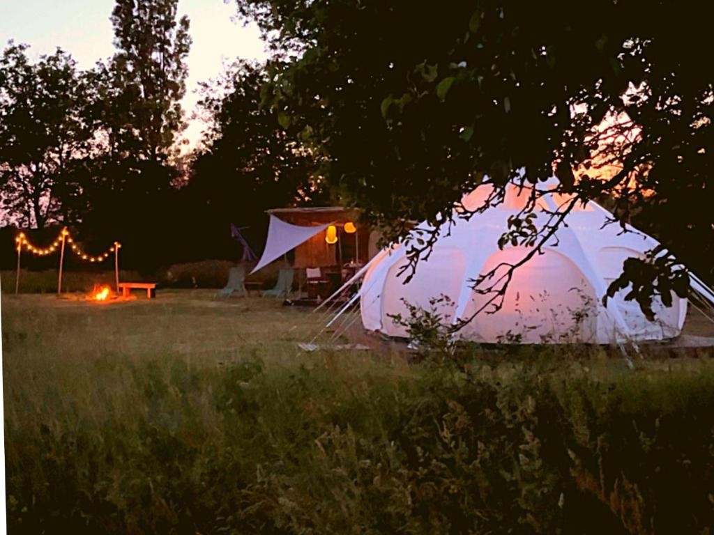 Jardin de l'établissement La Prairie Étoilée Luxury Glamping - Adults Only