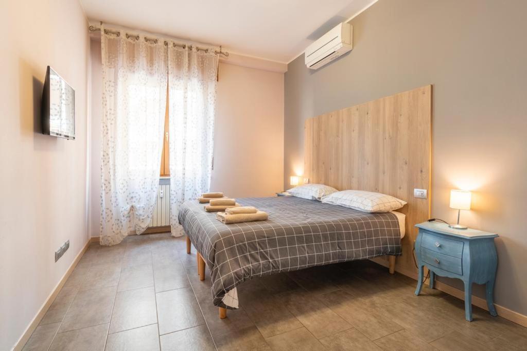- une chambre avec un lit et 2 serviettes dans l'établissement PratoSanto, relax nel cuore di Verona, à Vérone