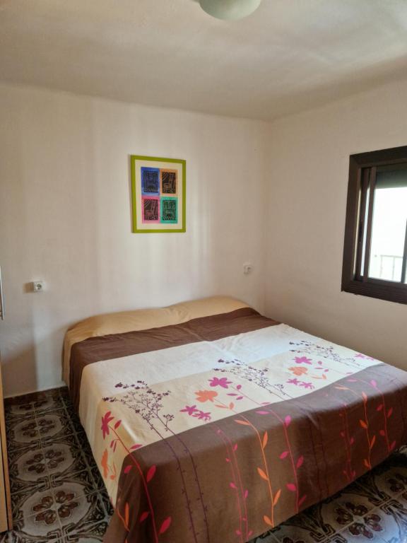 a small bedroom with a bed in a room at Apartamento cerca del centro in Vilanova i la Geltrú