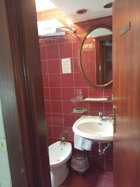 Un baño de Al Mari Suites