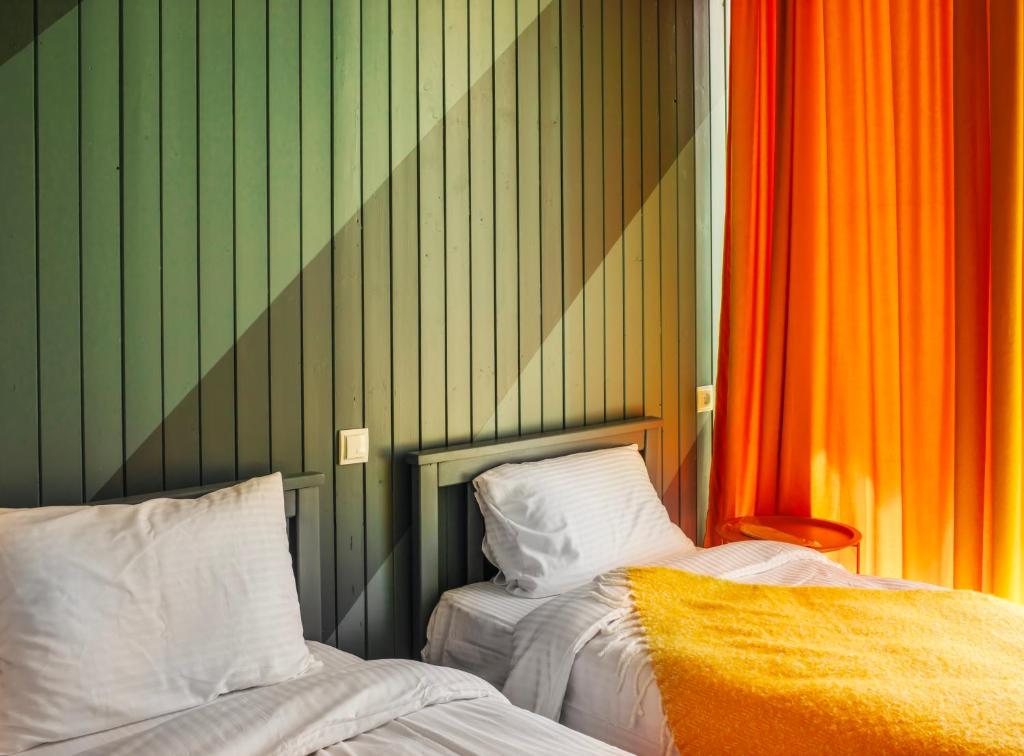 Postel nebo postele na pokoji v ubytování Chateau Tsinandali Hotel