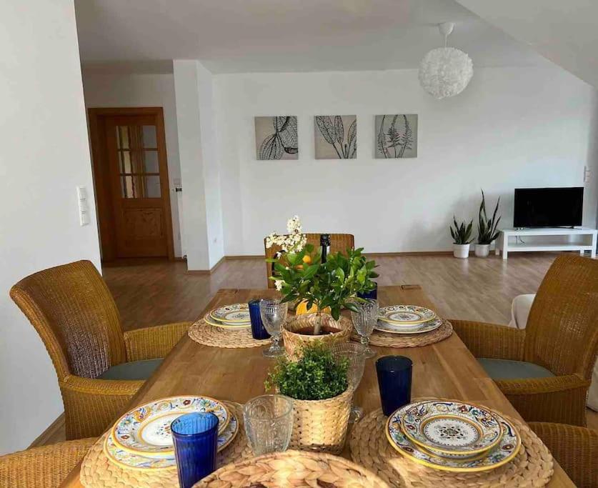 una mesa de comedor con gafas azules y platos en ella en Landhaus mit Pool en Burgthann