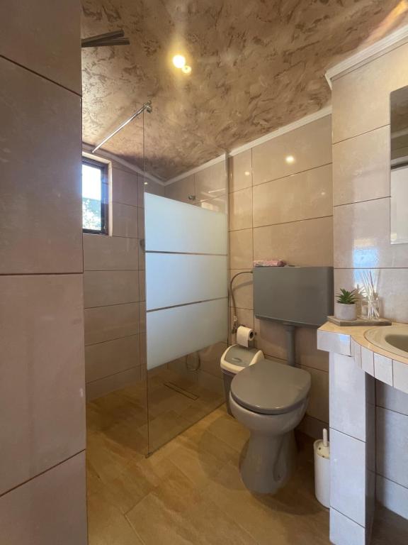 Koupelna v ubytování Alepochori Apartments