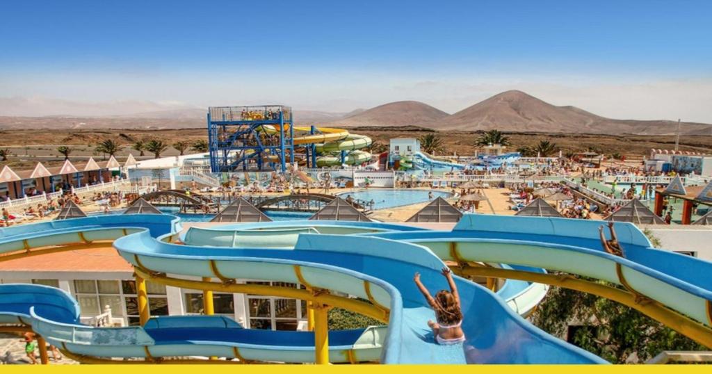 Bazén v ubytování Al Sole Studios residence Playa Roca nebo v jeho okolí