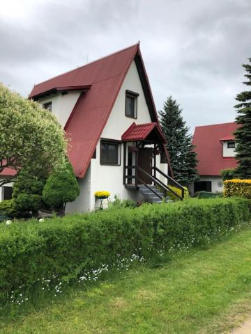 Zahrada ubytování Dom na Kaszubach Sulęczyno z widokiem na jezioro