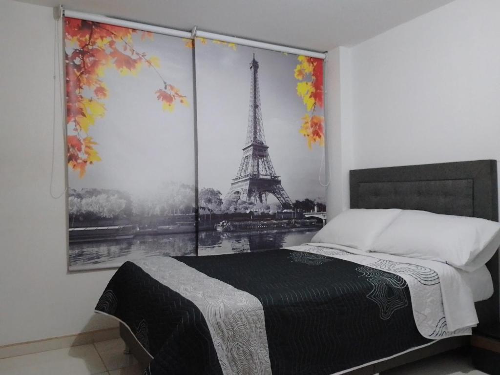 1 dormitorio con 1 cama y una foto de la torre Eiffel en Linda habitación amplia iluminada Bogota Calle 80, en Bogotá