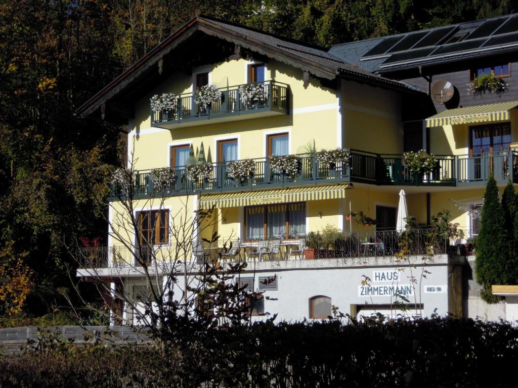 ein Gebäude mit Balkon auf der Seite in der Unterkunft Haus Zimmermann in St. Wolfgang